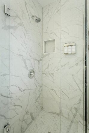 Dusche, Haartrockner, Handtücher, Seife