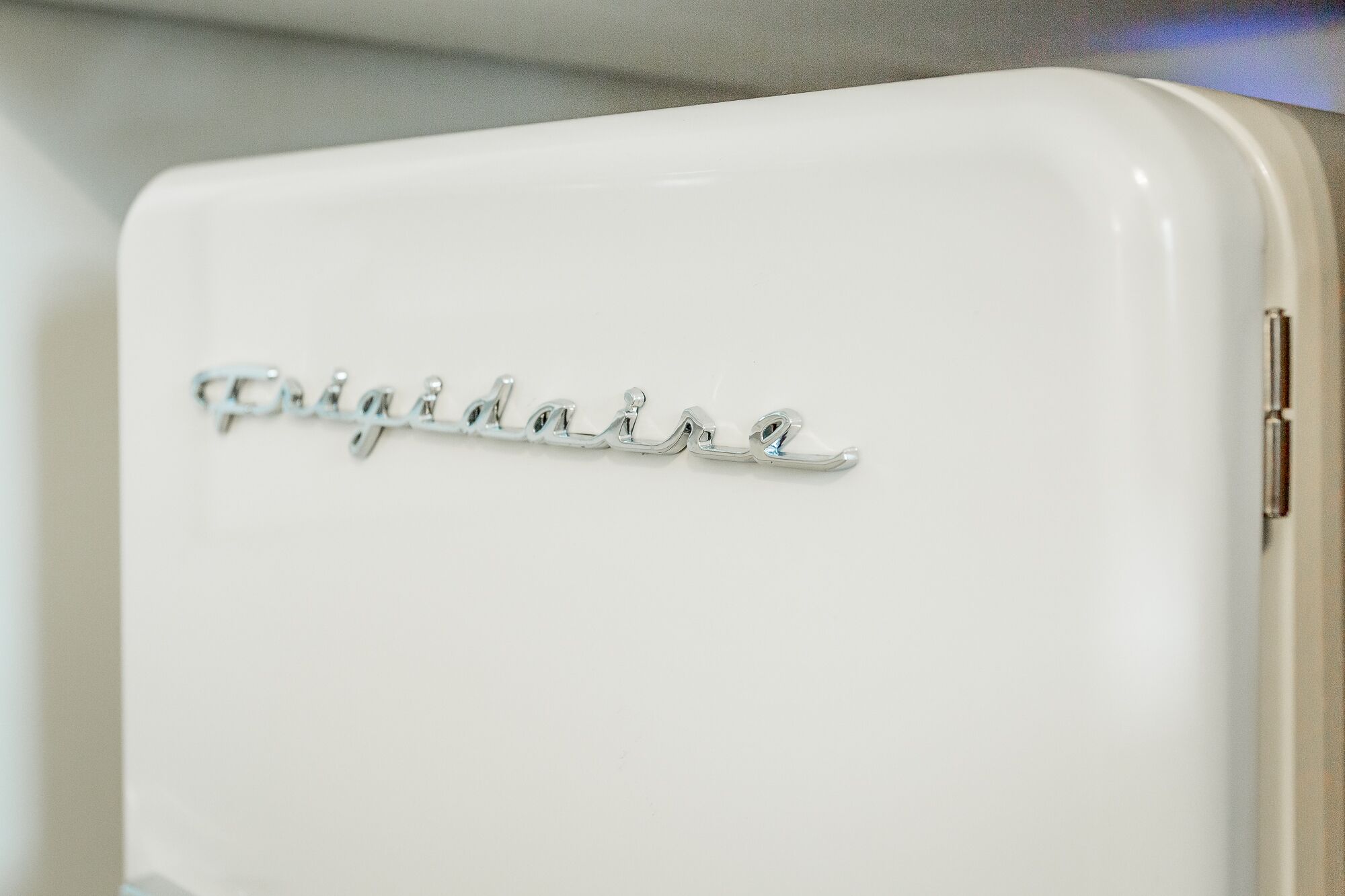 A white appliance with the brand name "Pride of Italy" engraved on it.