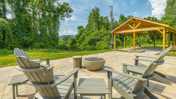 An outdoor patio with Adirondack chairs, a fire pit, and a wooden gazebo. - 10: The Jacobsen Room - A PMI Scenic City Vacation Rental (Chattanooga)