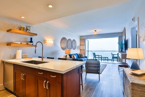 Smart TV - 1 bedroom at Honua Kai Mountain view remodeled April 2023 King Bed, Central AC (Lahaina)