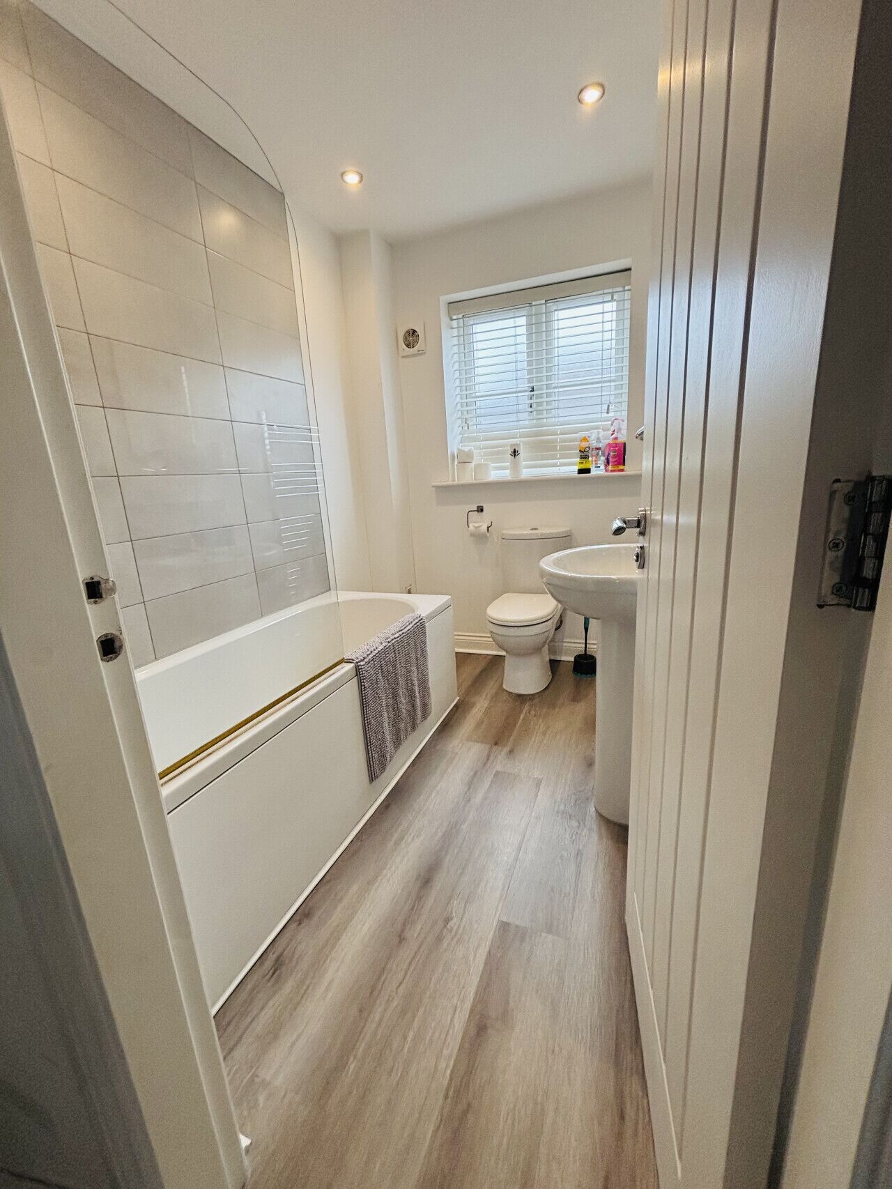 Une salle de bain moderne équipée d’une baignoire, de toilettes et d’un lavabo.
