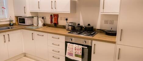 Jääkaappi, mikroaaltouuni, uuni, liesi