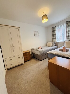 3 bedrooms, iron/ironing board, free WiFi, bed sheets