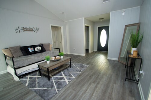 House - Sleeps 9 - Parking - Patio