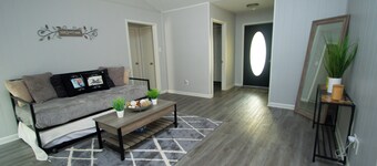 House - Sleeps 9 - Parking - Patio