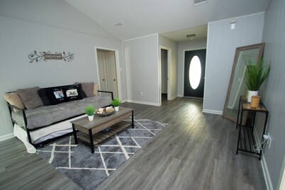 House - Sleeps 9 - Parking - Patio