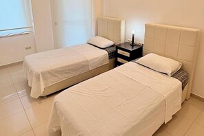 5 bedrooms, iron/ironing board, WiFi, bed sheets