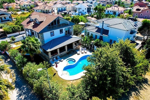 Villa - Sleeps 10 - Parking - Private Pool
