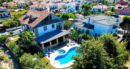 Villa - Sleeps 10 - Parking - Private Pool