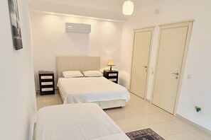 5 bedrooms, iron/ironing board, WiFi, bed sheets