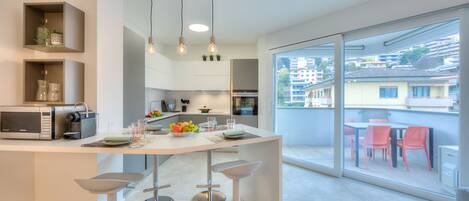 Een koelkast, een microgolfoven, een oven, een kookplaat