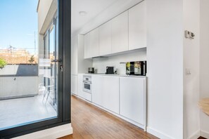 Kühlschrank, Mikrowelle, Ofen, Herdplatte