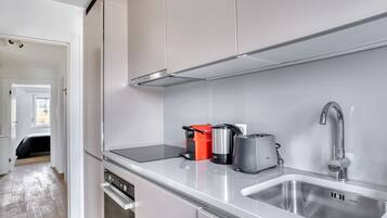 Frigorifero, microonde, forno, piano cottura