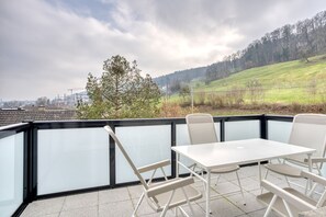 Outdoor dining - Elegant Horgen 3 Room w/ Storage, 5 min to Market, by Blueground (Zurich)