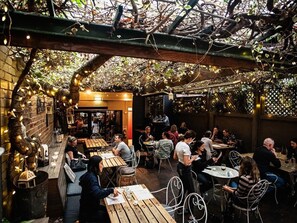 Outdoor dining - Crows Nest - CLA26 - Clarke Street - Stylish Crows Nest Apartment with Balcony Overlooking Park (Crows Nest)