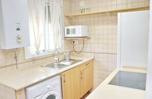 Kylskåp, mikrovågsugn, ugn och spishäll