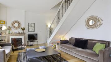 TV, DVD player, books, stereo