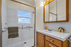 Shower, hair dryer, bidet, towels