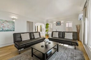 TV, books - Breathtaking View 2BD/1BTH Unit in Central SD (San Diego)