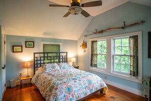 3 chambres, bureau, fer et planche à repasser, lit parapluie