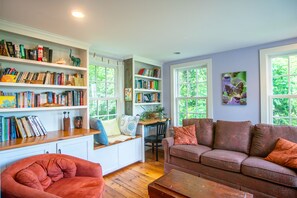 TV connectée, lecteur de DVD, livres, vidéothèque