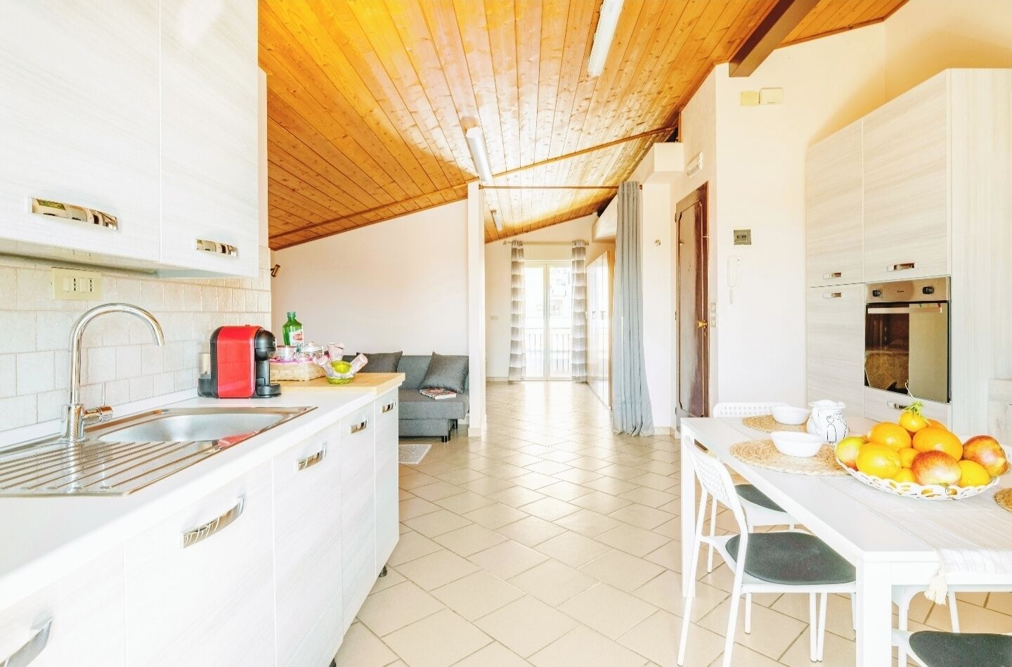 Kjøleskap, ovn, kokeplater og kaffetrakter/tekoker