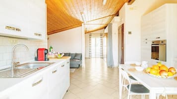 KĂŒhlschrank, Ofen, Herdplatte, Wasserkocher mit Kaffee-/Teezubehör