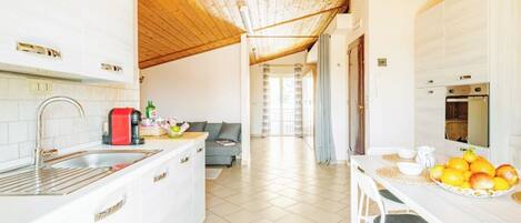 Een koelkast, een oven, een kookplaat, een koffiezetapparaat/waterkoker