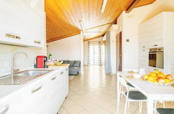 Fridge, oven, stovetop, coffee/tea maker - Etna in a.m. Sea in p.m. here you can (Giardini Naxos)