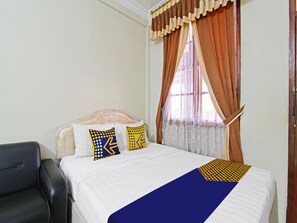 Triple Room | Laptop workspace, free WiFi, bed sheets - Hotel O Meilias (Cilacap)