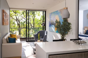 Appartement, 2 chambres (602) | Aire de séjour | Téléviseur connecté de 50 po avec télévision par câble, téléviseur