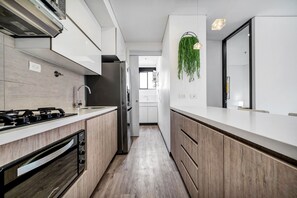 Deluxe Apartment | Private kitchen | Fridge, microwave, oven, blender - Apartamentos Class Suites by HOUSY HOST (Medellín)