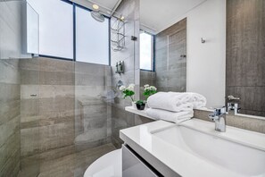 Apartment, 2 Bedrooms (1602) | Bathroom | Shower, rainfall showerhead, hair dryer, towels - Apartamentos Class Suites by HOUSY HOST (Medellín)