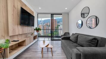 Departamento Deluxe | Área de sala de estar | Smart TV de 50 pulgadas con canales por cable y televisión