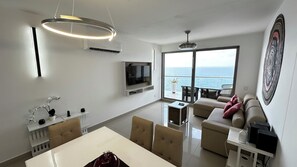 Smart-tv och ett bordtennisbord
