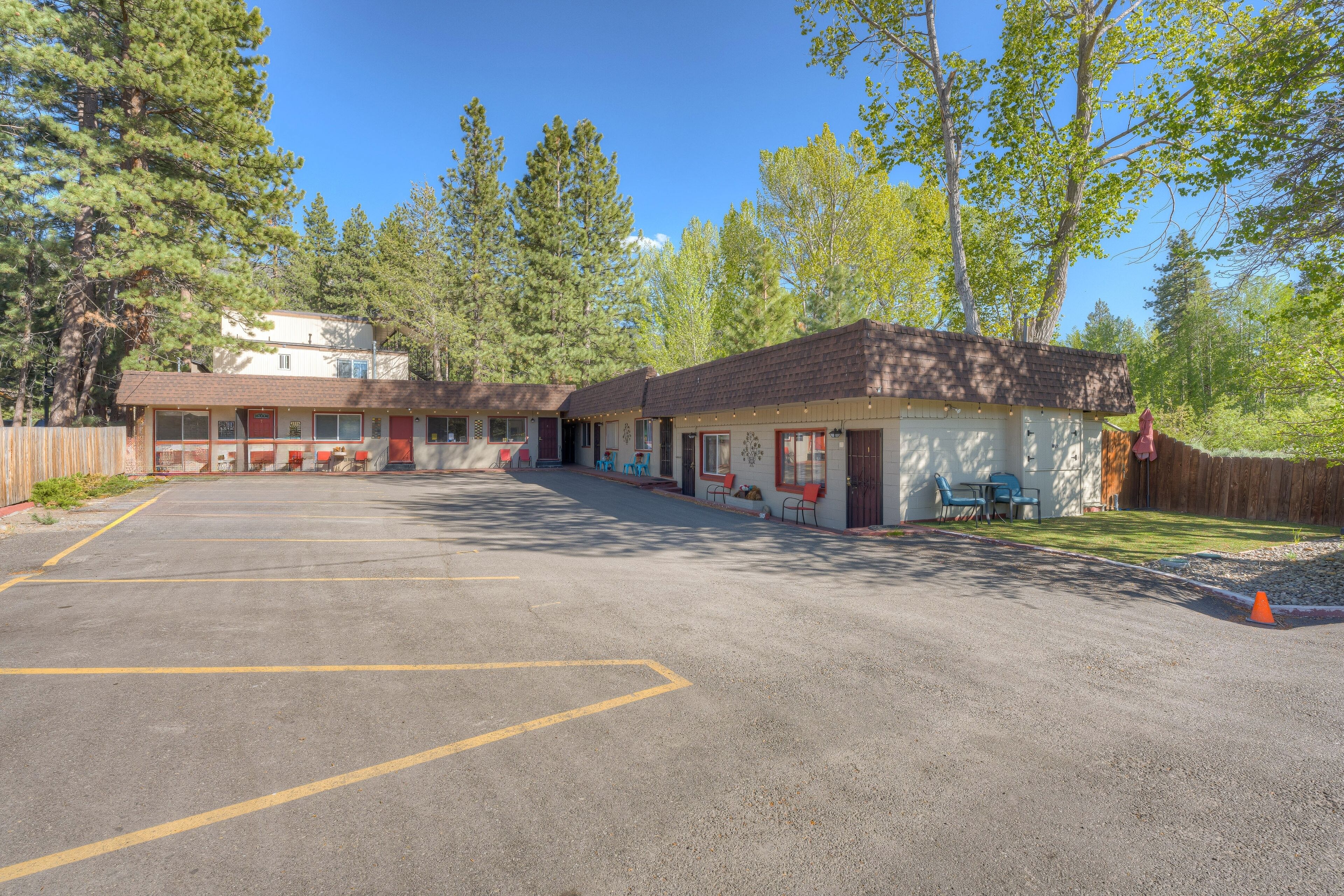 7-suite motel complex with grill/picnic area - walk to Heavenly & Lakeside Beach
