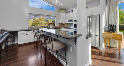 SEDONA GEM! Wow! Views!! NEW BARREL SAUNA! Spend holidays in decorated home!