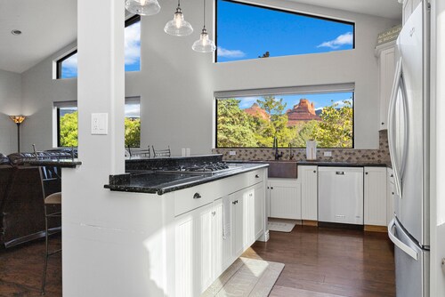 SEDONA GEM!Views!! ENJOY NEW BARREL SAUNA after your red rock HIKING experience!