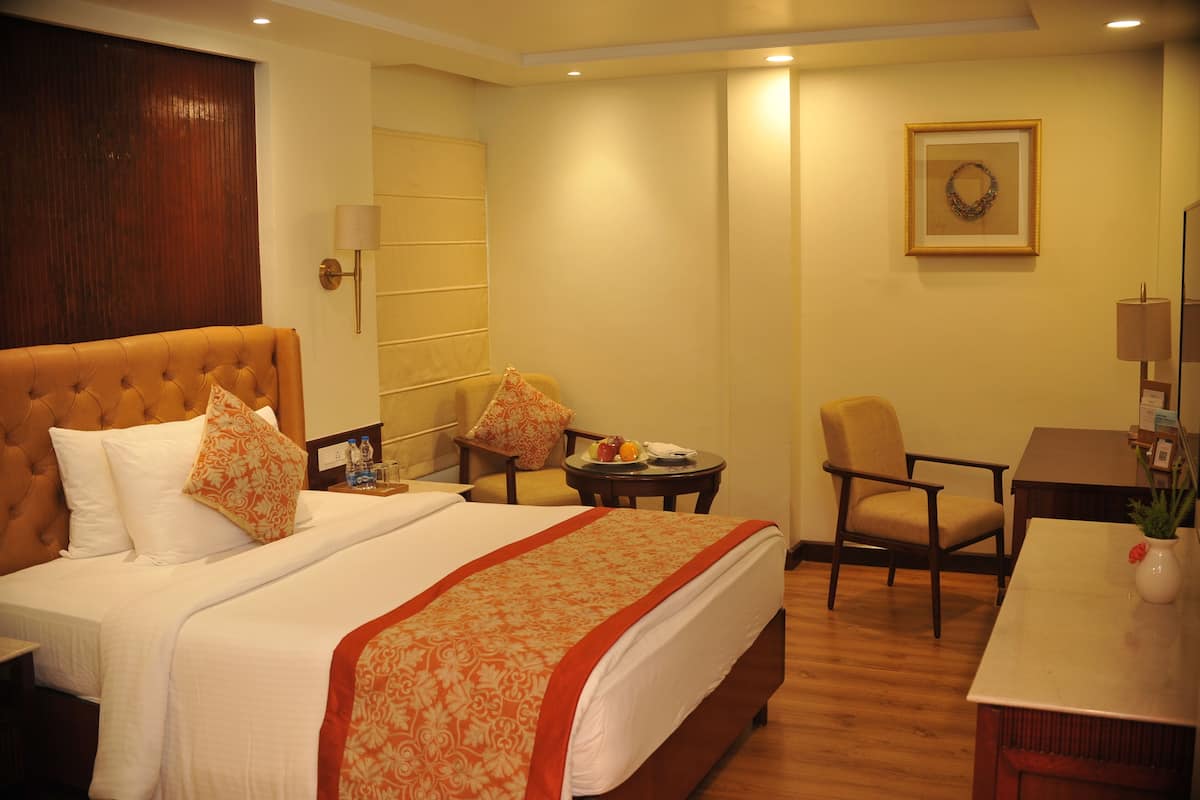 Deluxe Room, 1 King Bed (Deluxe Room) | Hypo-allergenic bedding available, minibar (some free items)