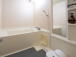 Un bagno con una vasca, un water e una doccia.