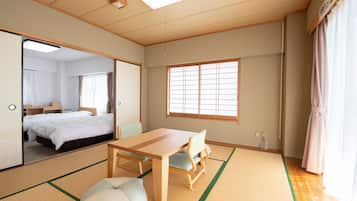 傳統四人房 | 羽絨被、書桌、手提電腦工作空間、遮光窗簾/窗簾