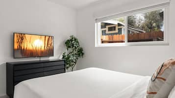 2 Schlafzimmer, Schreibtisch, Bügeleisen/Bügelbrett, Reisekinderbett