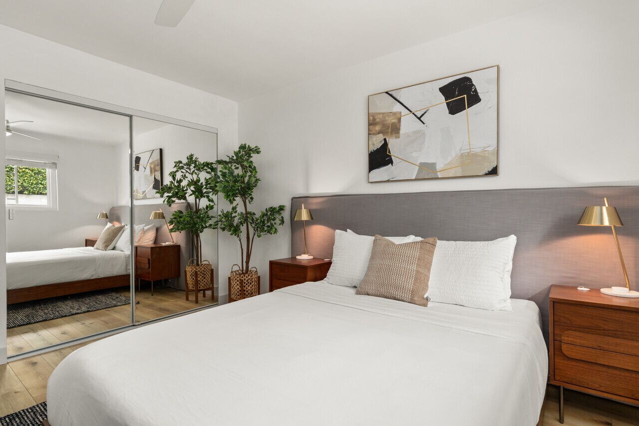 2 Schlafzimmer, Schreibtisch, Bügeleisen/Bügelbrett, Reisekinderbett