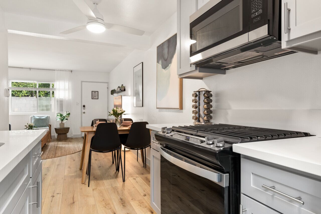 Frigorifero, microonde, forno, piano cottura