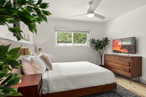 2 bedrooms, desk, iron/ironing board, travel crib - Inviting 2BD/1BA - Short Stroll to Beach & Dining (Long Beach)