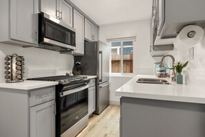 Refrigerador, microondas, horno, placa de cocina