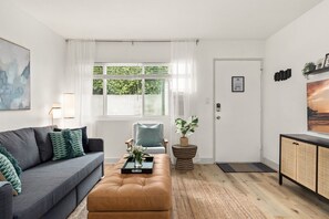 Smart TV - Inviting 2BD/1BA - Short Stroll to Beach & Dining (Long Beach)