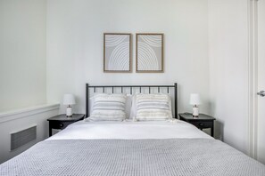 1 soverom, strykejern/-brett, wi-fi og sengetøy