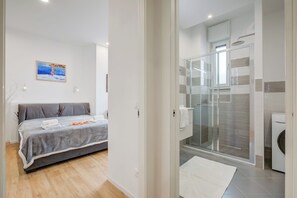 Family Apartment, Multiple Bedrooms, Sea Facing (Casa Angerin 3 - 100m from sea) | Bathroom
