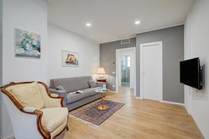 Family Apartment, Multiple Bedrooms, Sea Facing (Casa Angerin 3 - 100m from sea) | Living area | 21-inch flat-screen TV with cable channels - Casa Angerin 3 - 100m From sea (Alassio)
